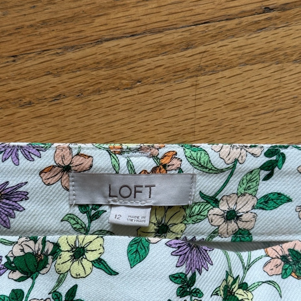 🌸 LOFT Floral Skirt 🌸
Size 12 - Picture 2 of 7